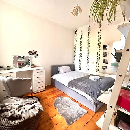 A Lovely Guest Room In West Лондон Экстерьер фото