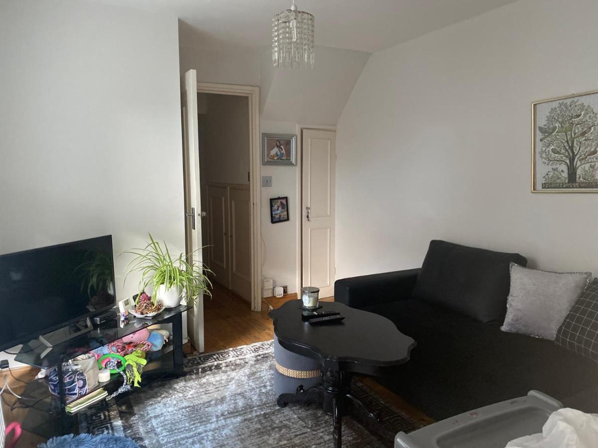 A Lovely Guest Room In West Лондон Экстерьер фото